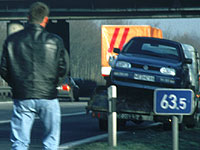 Fußgänger auf dem Seitenstreifen der Autobahn