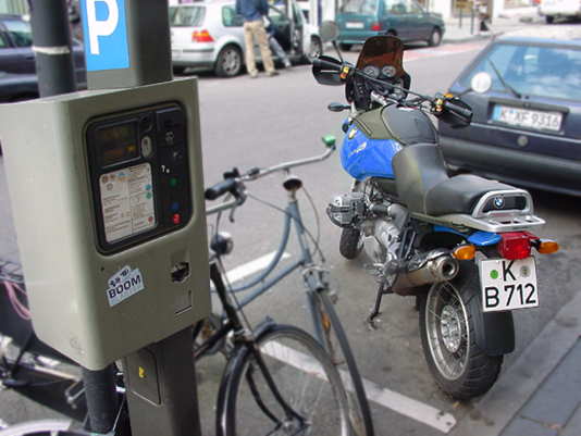 Motorrad auf Autoparkplatz?